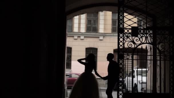 Silueta de pareja de boda en la calle — Vídeos de Stock
