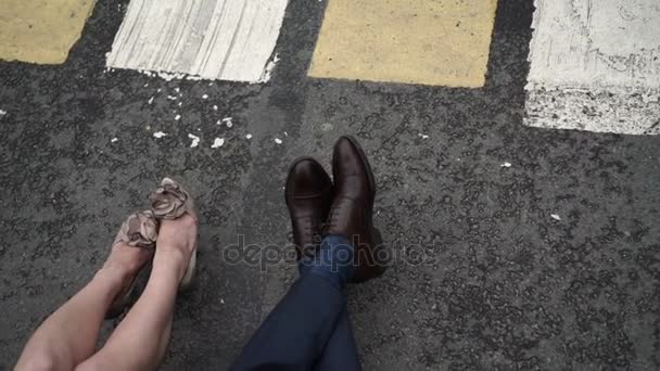 男人和女人的腿，一条街上 — 图库视频影像