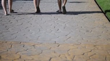 Üç kişi yürüyüş