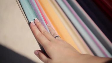 Hamaktaki genç kadın.