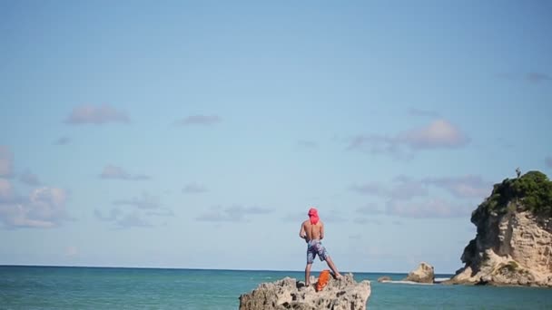 Fisherman near Caribbean sea — Stock Video