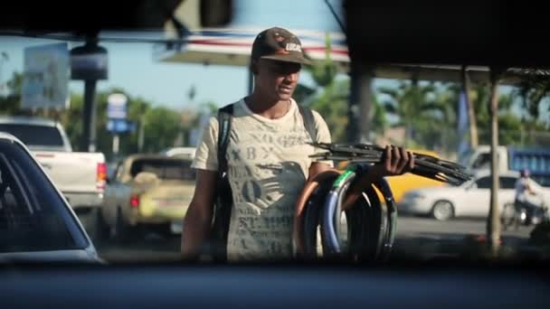 PUNTA-CANA, REPÚBLICA DOMINICANA, 20 DE DEZEMBRO DE 2012: Homem vende lâminas de limpador em engarrafamento — Vídeo de Stock