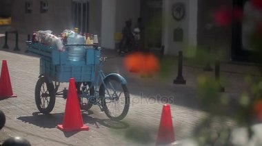 İçme suyu bir sokakta satış