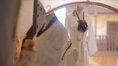 Beyaz elbise mankenin üzerinde