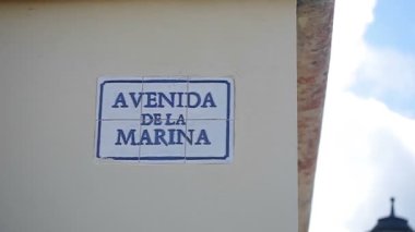 Bir bina trafik işareti