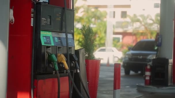 Tankstation brandstof vulling kolom — Stockvideo
