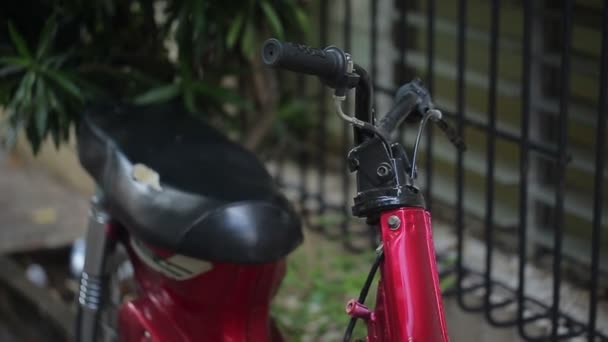 Красный мотоцикл припаркован — стоковое видео
