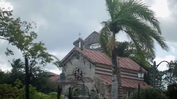 Igreja medieval em dia nublado — Vídeo de Stock