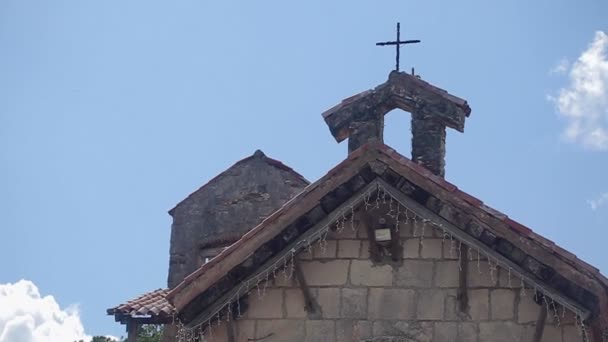 Iglesia medieval en día nublado — Vídeo de stock