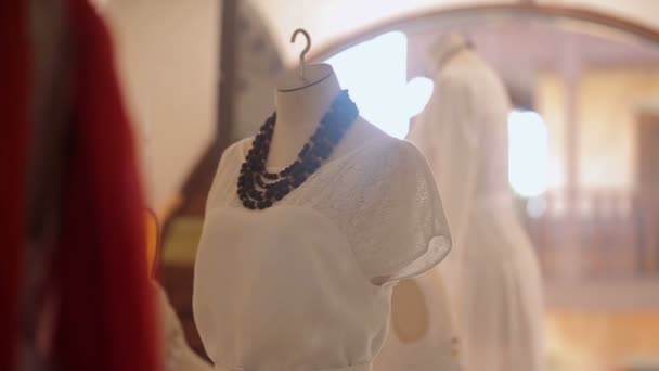 Біла сукня на манекені — стокове відео