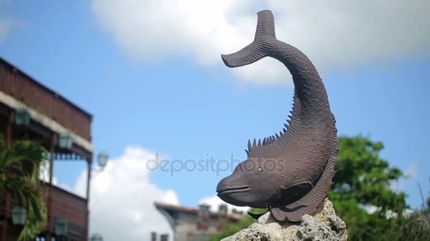 Detailní socha ryby — Stock video