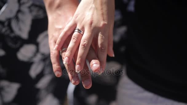 年轻夫妇触摸彼此的手 — 图库视频影像