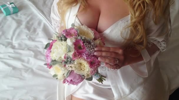 Mooie jonge blonde vrouw op bed in lingerie — Stockvideo