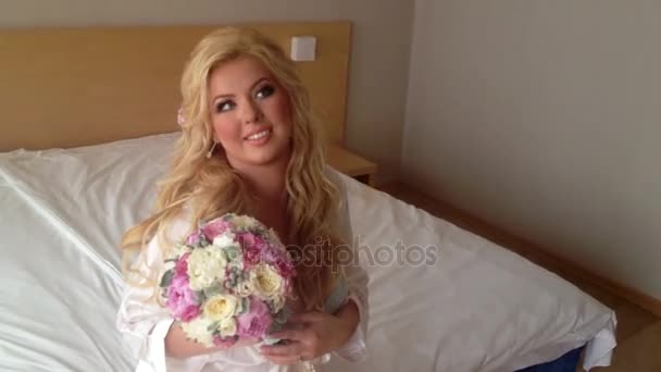 란제리에 침대에 아름 다운 젊은 금발 여자 — 비디오