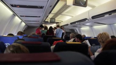 Moskova, Rusya - 15 Ekim 2013: İnsanlar uçak