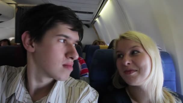 Junges schönes Paar im Flugzeug — Stockvideo