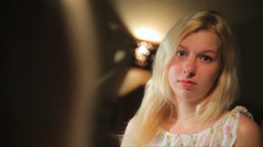 Genç kadın için ayna arıyor