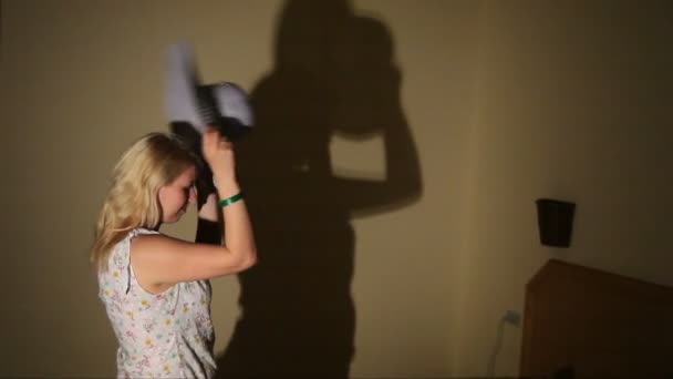 Young woman wearing hut in room — Stock Video