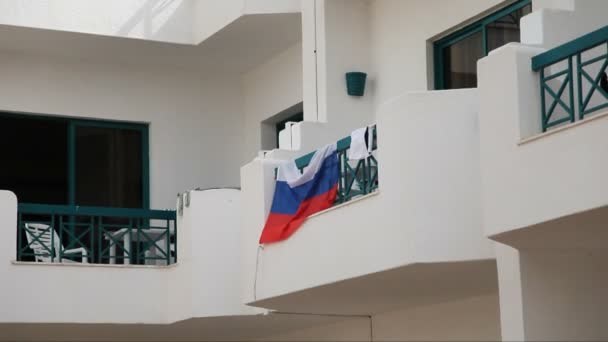 Прапор Росії на балконі — стокове відео