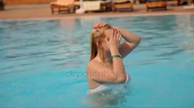 Bikini yüzme havuzunda genç kadın