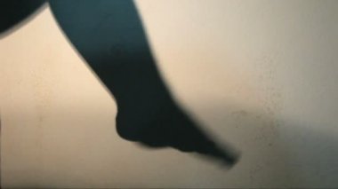 Genç kadın bacakları hareket eder.