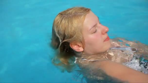 Young woman in bikini in swimming pool — Stock Video