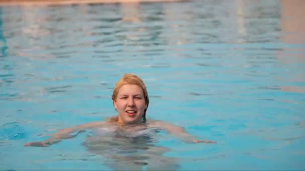 Mujer joven en bikini en piscina — Vídeo de stock
