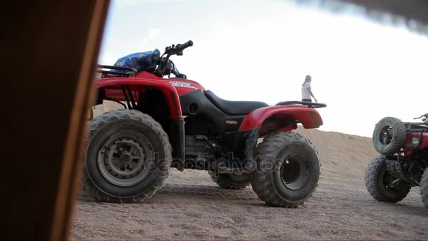 SHARM EL SHEIKH, EGITTO - OTTOBRE 2013: ATV nel deserto — Video Stock