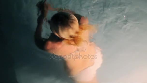 Mujer joven en bikini en piscina — Vídeos de Stock