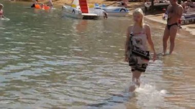 Sharm El Sheikh, Mısır - Ekim 2013: İnsanlar bir plajda