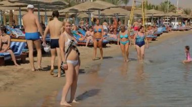 Sharm El Sheikh, Mısır - Ekim 2013: İnsanlar bir plajda