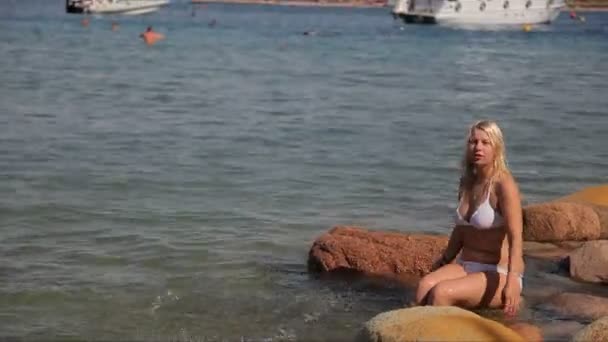 Jeune femme caucasienne dans une mer — Video