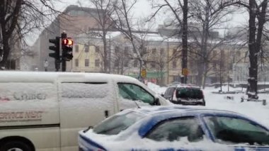 Helsinki, Finlandiya - Ocak 2012: Kar yağışı bir şehirde