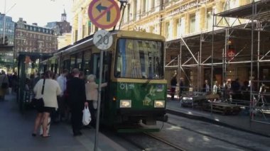Helsinki, Finlandiya - Mayıs 2013: Tramvay ve insanlar bir sokakta