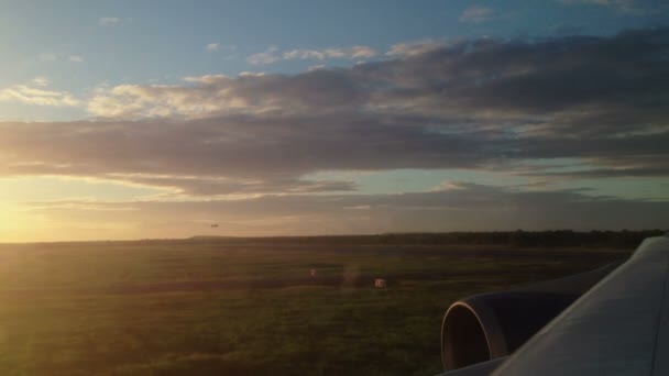 Atterrissage de l'avion à l'aéroport — Video