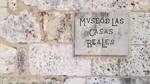 Placa en un edificio — Vídeos de Stock