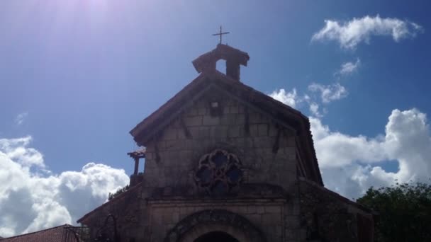 Bulutlu günde Ortaçağ kilise — Stok video