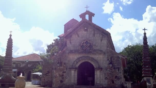 Středověký kostel je v zamračený den — Stock video
