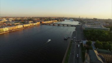 4 k hava atış Saint-Petersburg nehir Neva ve köprü Manzaralı