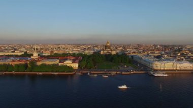 4 k hava atış Saint-Petersburg nehir Neva ve Isaacs Katedrali Manzaralı