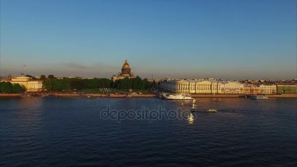 4 k luchtfoto van Sint-Petersburg met uitzicht op de rivier Neva en Isaacs kathedraal — Stockvideo