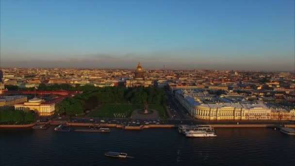 4 k の空中ショット サンクトペテルブルク川ネヴァとイサク大聖堂を望む — ストック動画