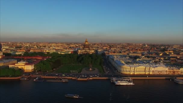 4 k antenn skott i Sankt Petersburg med utsikt över floden Neva och Isaacs cathedral — Stockvideo