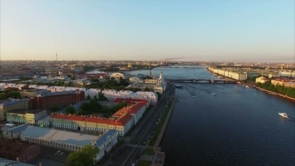 4 k κεραία βολή της Αγίας Πετρούπολης με θέα στον ποταμό Νέβα, γέφυρα του παλατιού, Ερμιτάζ και Petr και Paul φρούριο — Αρχείο Βίντεο