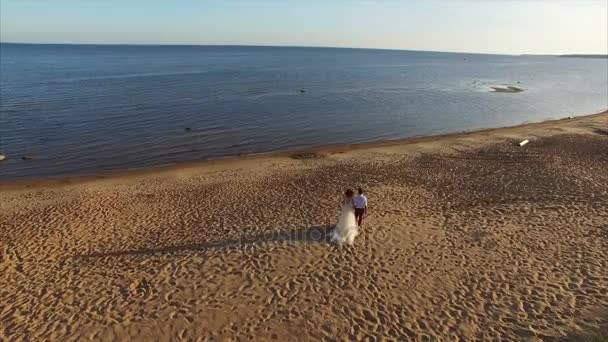 Hochzeitspaar am Strand. 4k Luftaufnahme — Stockvideo