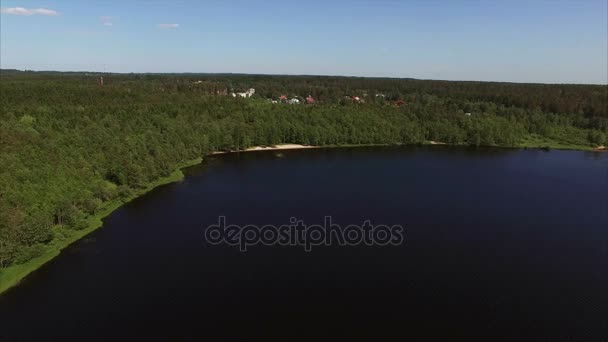 4k aerial shot of cottages and lake — Stock Footage 4k aerial shot of cottages and lake Stock Video