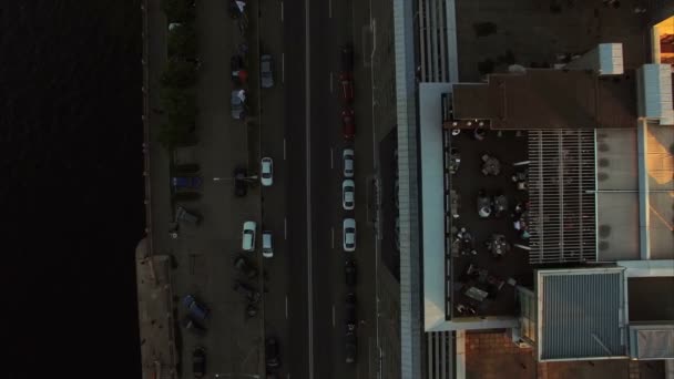 Zdjęcia lotnicze z nowoczesny budynek z pięknym tarasem na dachu — Wideo stockowe