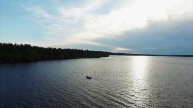 Genç güzel çift tekne anteni