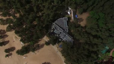 Bir kumsalda hava bina