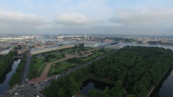 4k aérea de San Petersburgo con vista al campo de Marte, jardín de verano y río Neva — Vídeo de stock